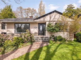 2324 Cranmore Rd, Oak Bay, BC V8R 1Z4