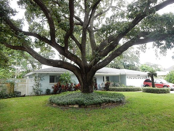 3rd image of 1726 Laurie Ln