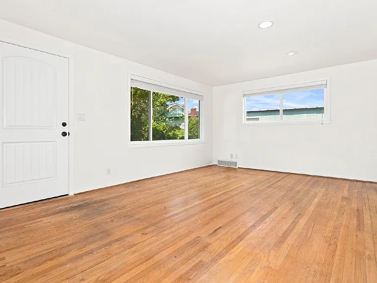4222 27th Ave W — Photo 2