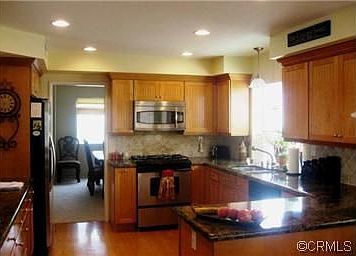 Gourmet kitchen, garnite counters, maple cabinets, stainless appliances
