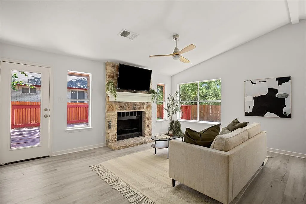 3 bed, 2.5 bath, 2077 sqft, $2,995 — Photo 4