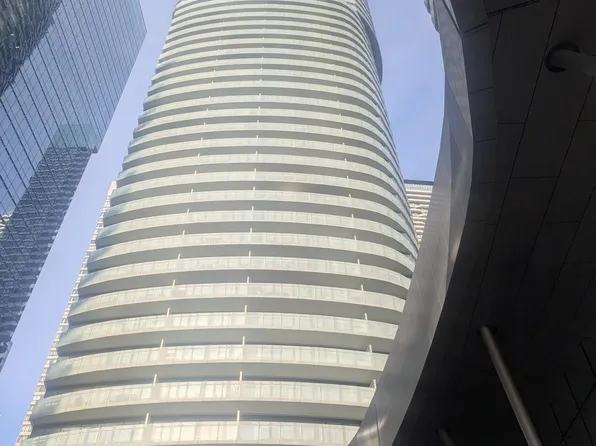 12 York St #1708, Toronto, ON M5J 0E4