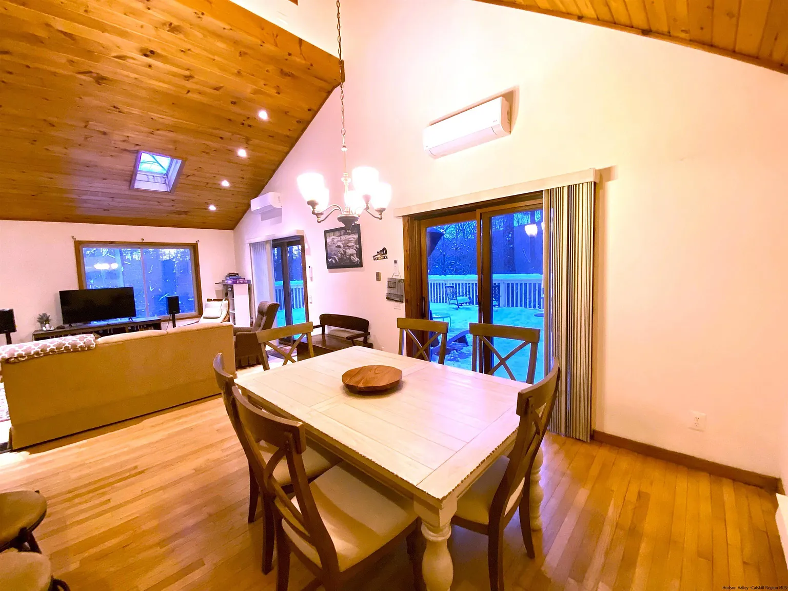 4 bed, 2.0 bath, 2158 sqft, $4,000 — Photo 4