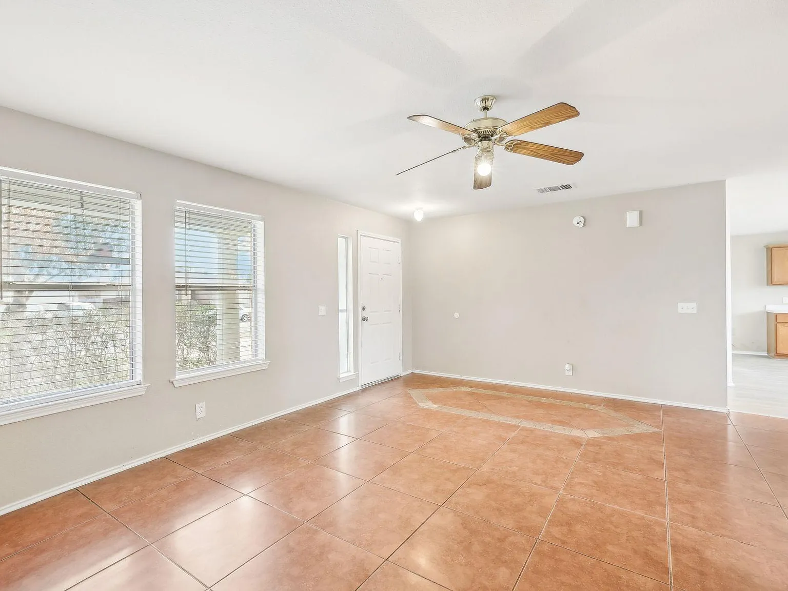 3 bed, 2.5 bath, 1704 sqft, $1,700 — Photo 3