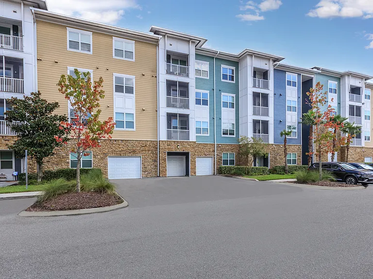 Sola South Lux Apartments — Photo 36