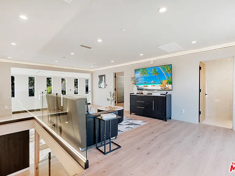 7966 Mulholland Dr — Photo 27