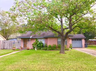 2903 E Mistletoe Ave, Victoria, TX 77901