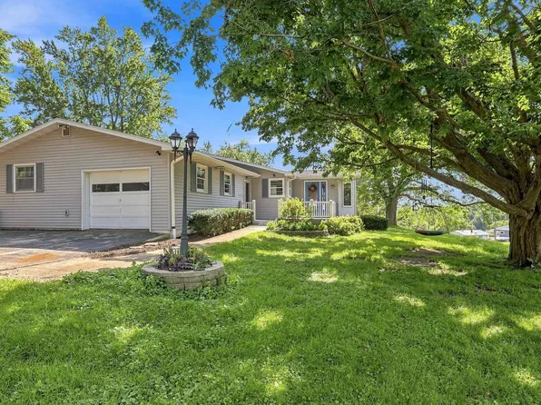 1401 Fayette Rd, Darlington, WI 53530