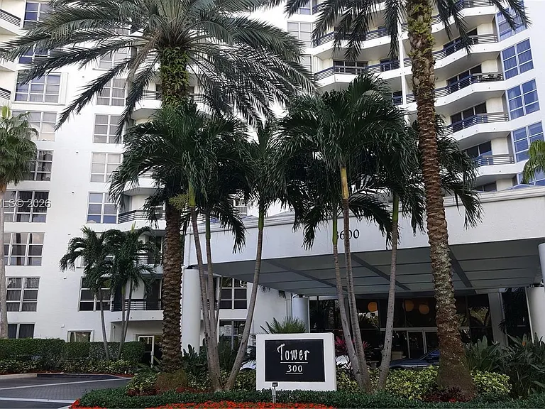 3600 Mystic Pointe Dr #910 — Photo 29