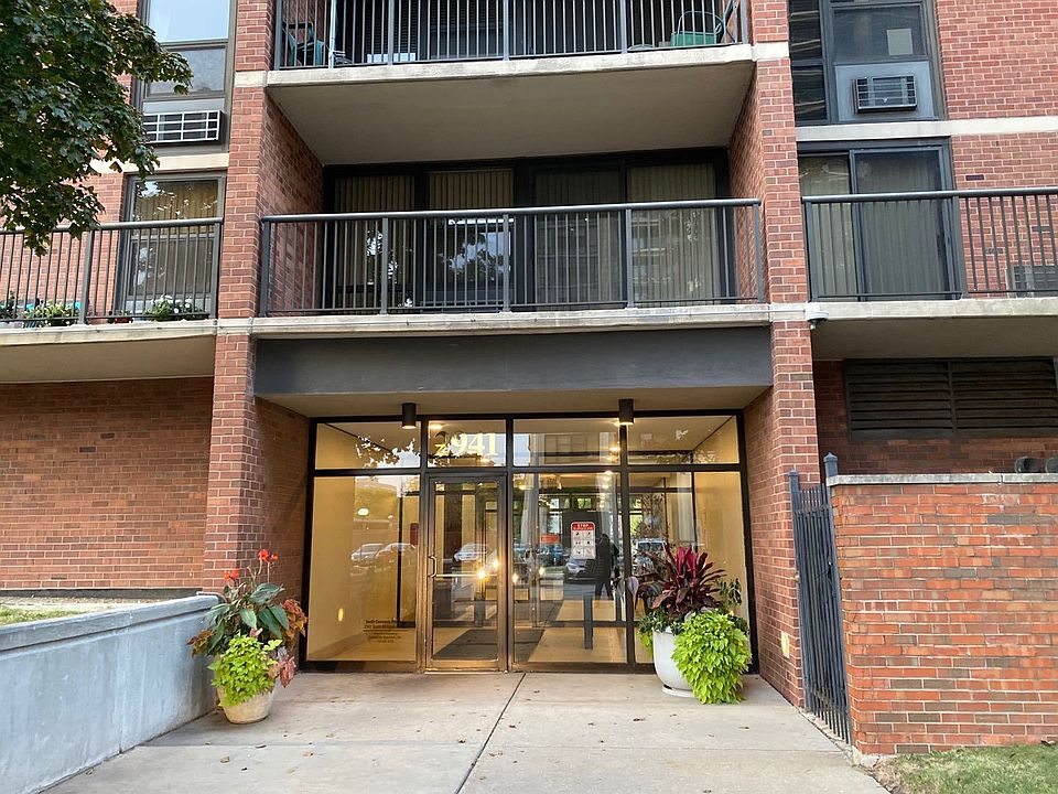 1st image of 2941 S Michigan Ave APT 214