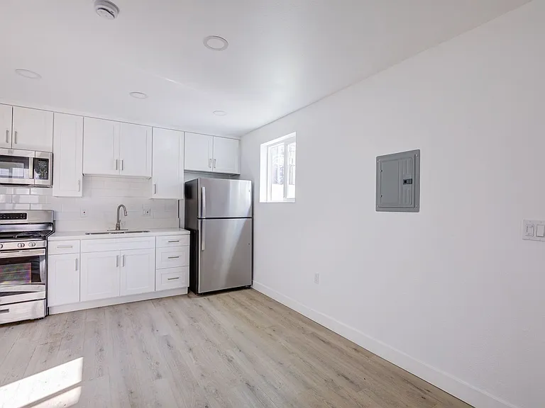 Berendo Street Apartments — Photo 18