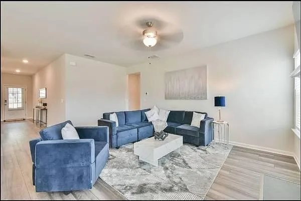 5 bed, 2674 sqft, $3,500 — Photo 2