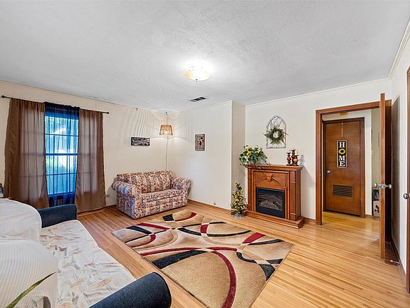 2nd image of 200 Brenda St