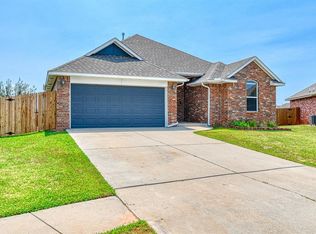 816 Lakeview Dr, Moore, OK 73160