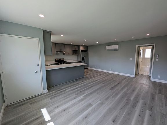 5th image of 219 Loma Ave APT 6