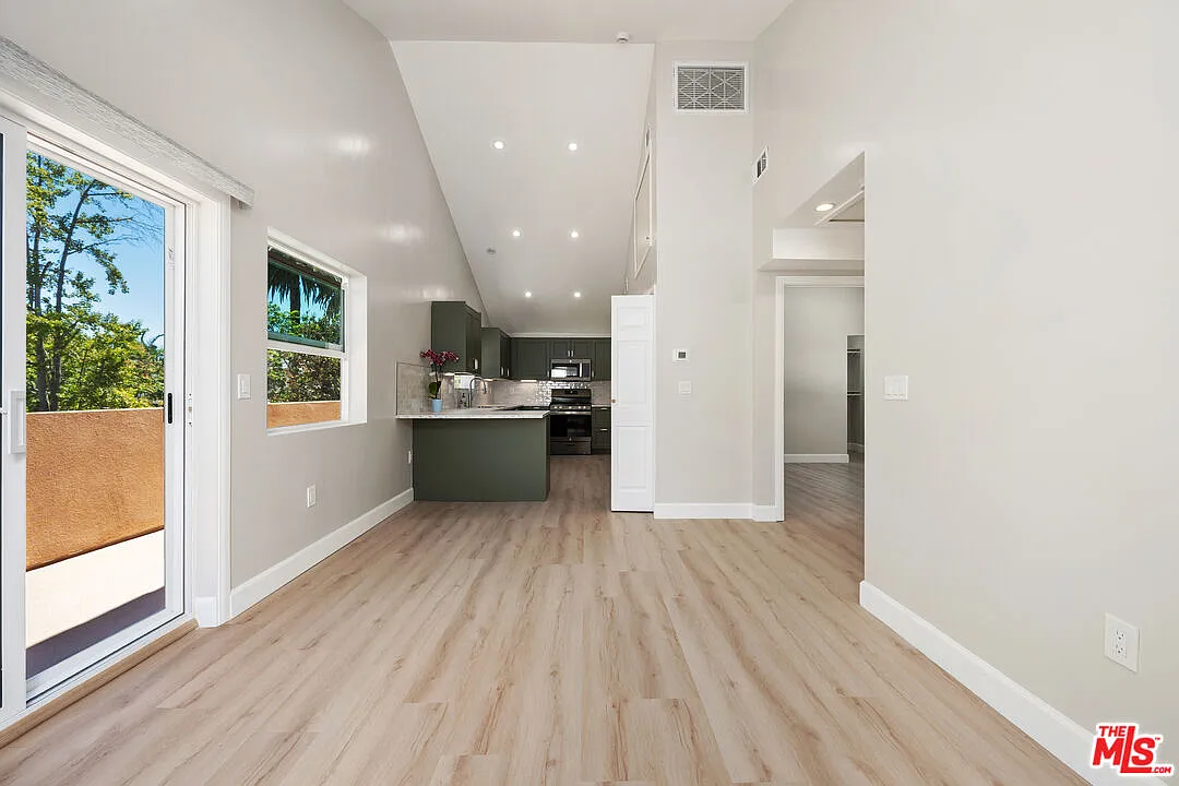 2 bed, 2.0 bath, 800 sqft, $4,600 — Photo 4