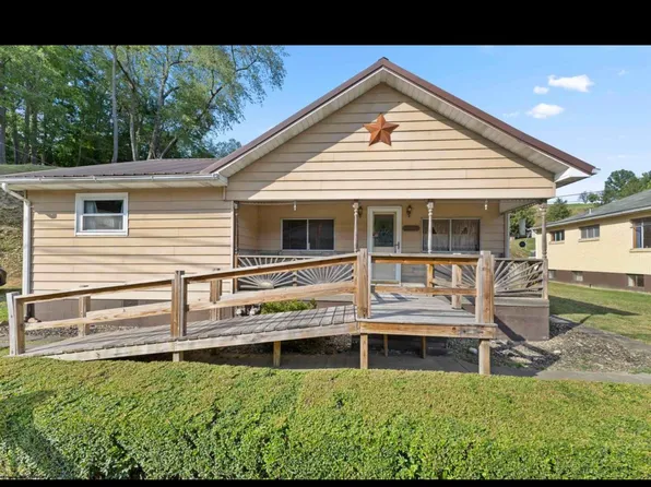 467 Paw Paw Creek Rd, Fairview, WV 26570