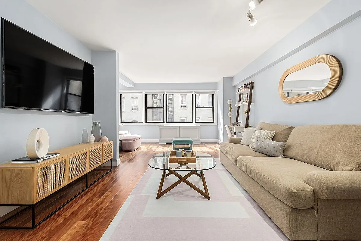 220 E 67th St APT 3B photo 1
