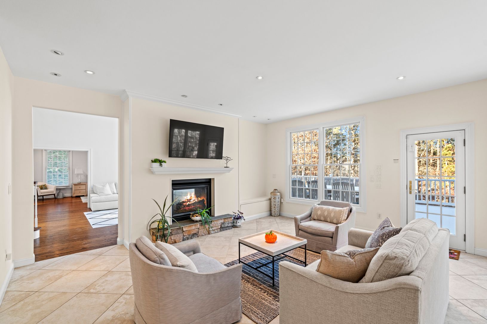  Open-concept design 