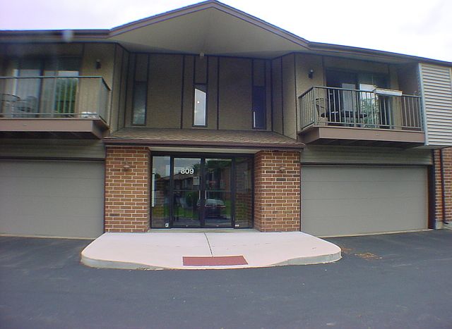 1st image of 809 Oakton St APT 102