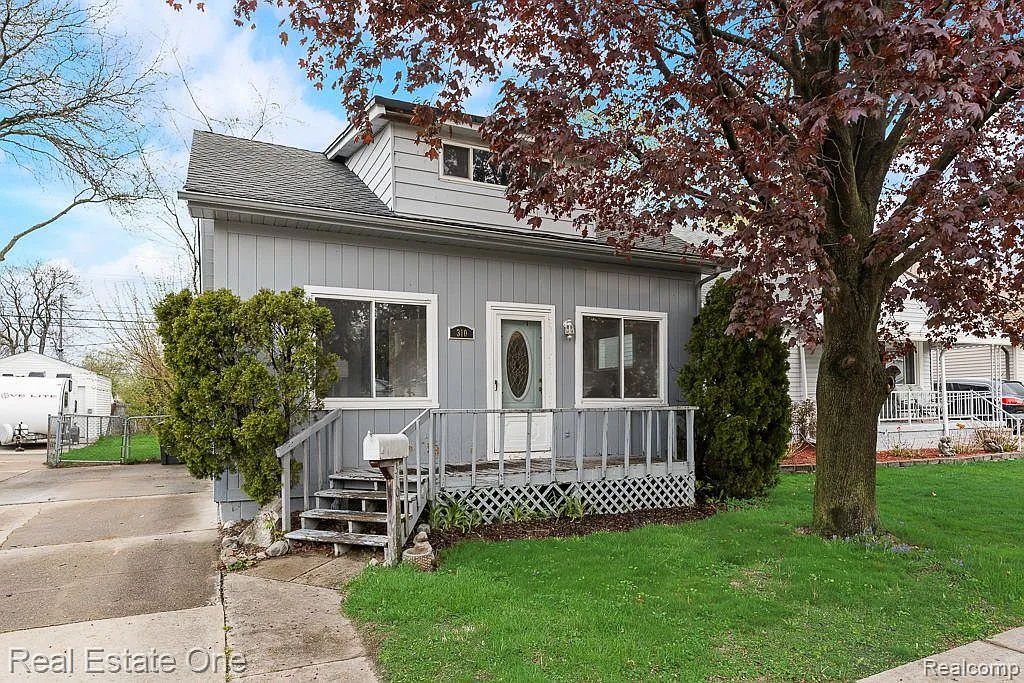 310 Massoit St photo 1