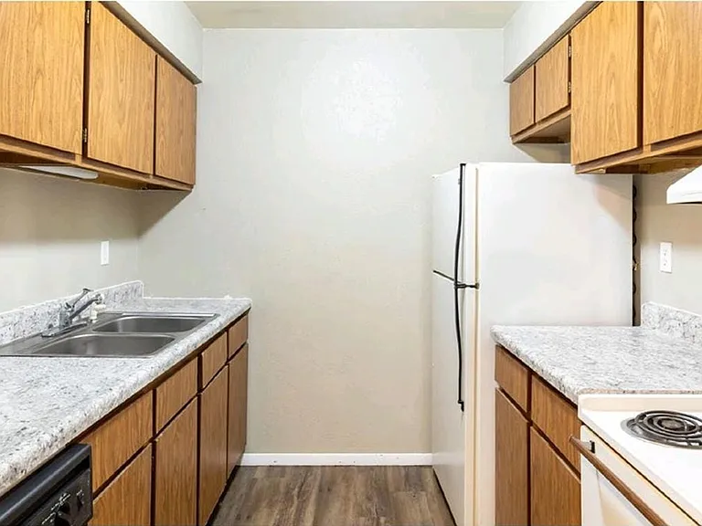 Hollow Hills Apartments — Photo 7