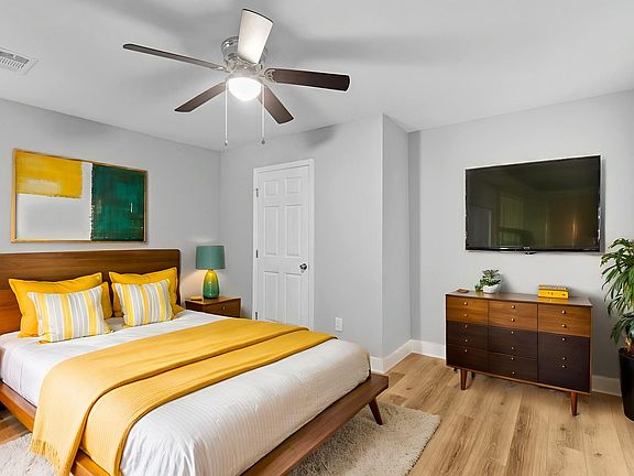 4th image of 296 Oak St W #100
