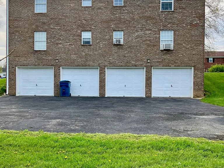 Meadow Pointe Apartments — Photo 10