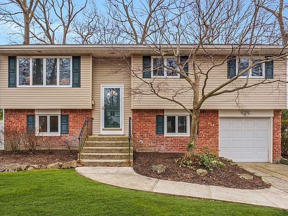 2nd image of 14 Oakwood Hills Dr