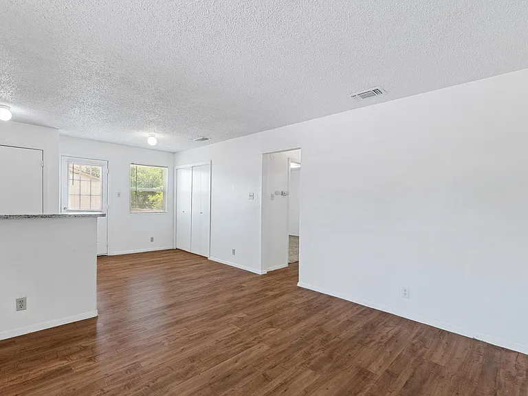 302 Algerita Dr #D — Photo 7