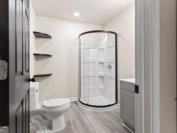 3rd image of 211 Circle Dr