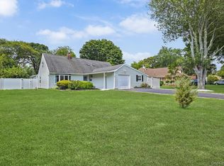 71 Sagebrush Ln, Islandia, NY 11749