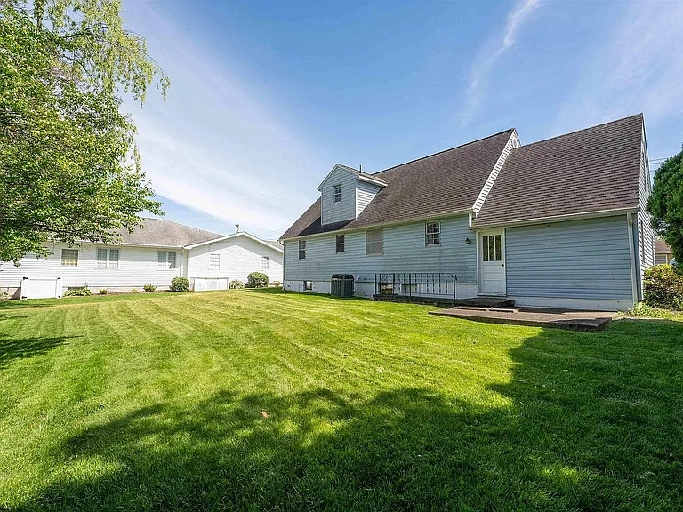 665 Killarney Dr — Photo 2