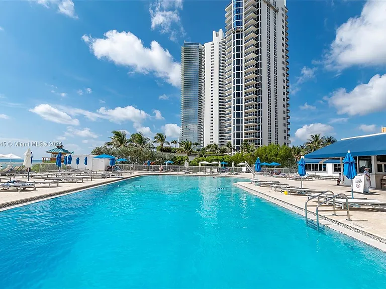 19201 Collins Ave #318 — Photo 4