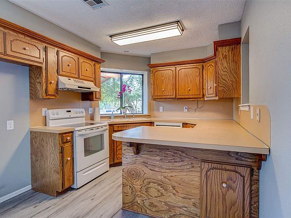 5th image of 709 Tower Park Dr