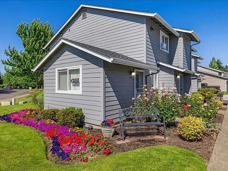 1813 Drexler Ln NE — Photo 3