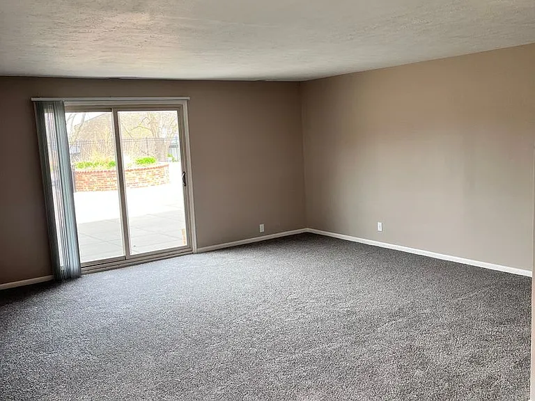 Bristol Square Apartments — Photo 47