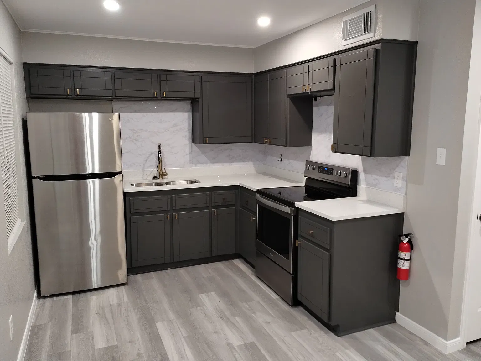 716 Ave I Apts - H — Photo 3