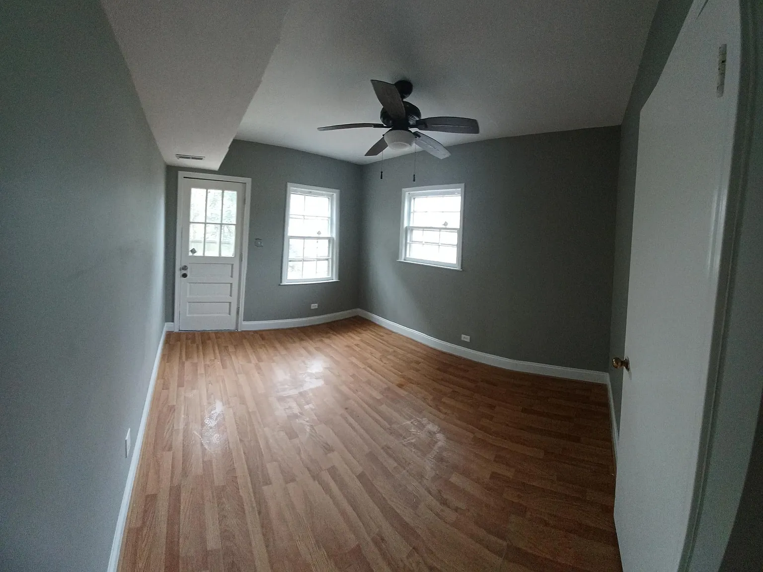 4 bed, 2.5 bath, 1823 sqft, $2,400 — Photo 2