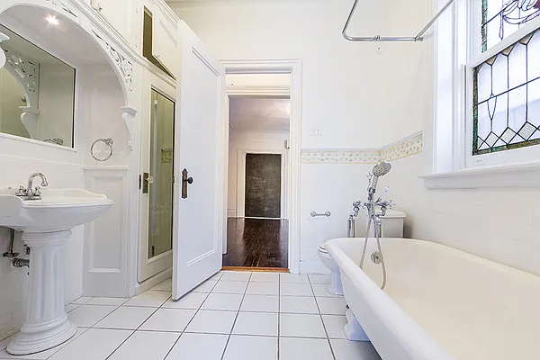 Rented by Dixon Advisory USA Inc. | media 64