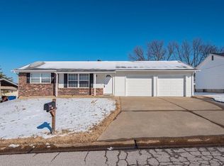 11 Sunnyfield Rd, Saint Peters, MO 63376
