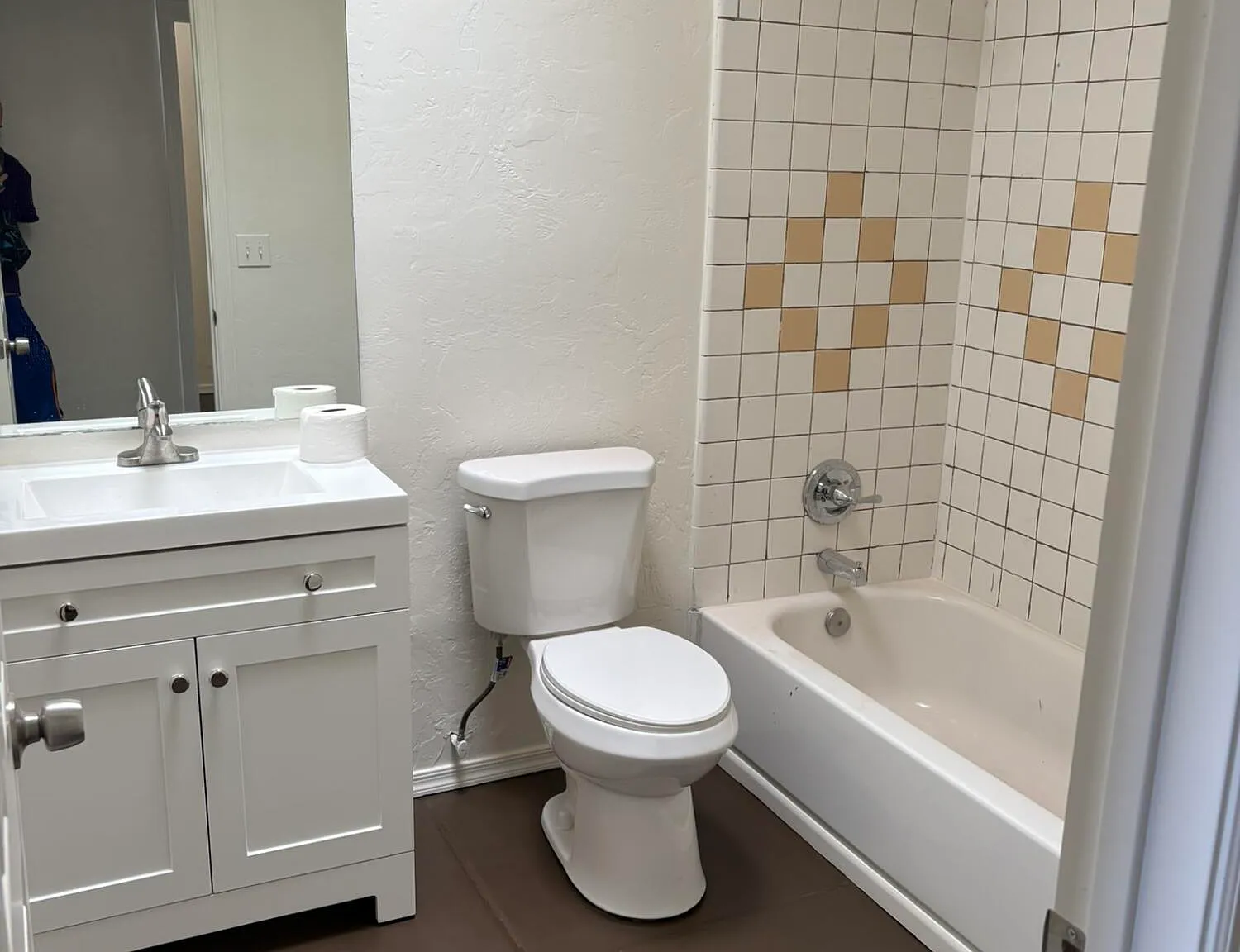 3 bed, 2.0 bath, 2200 sqft, $1,550 — Photo 2
