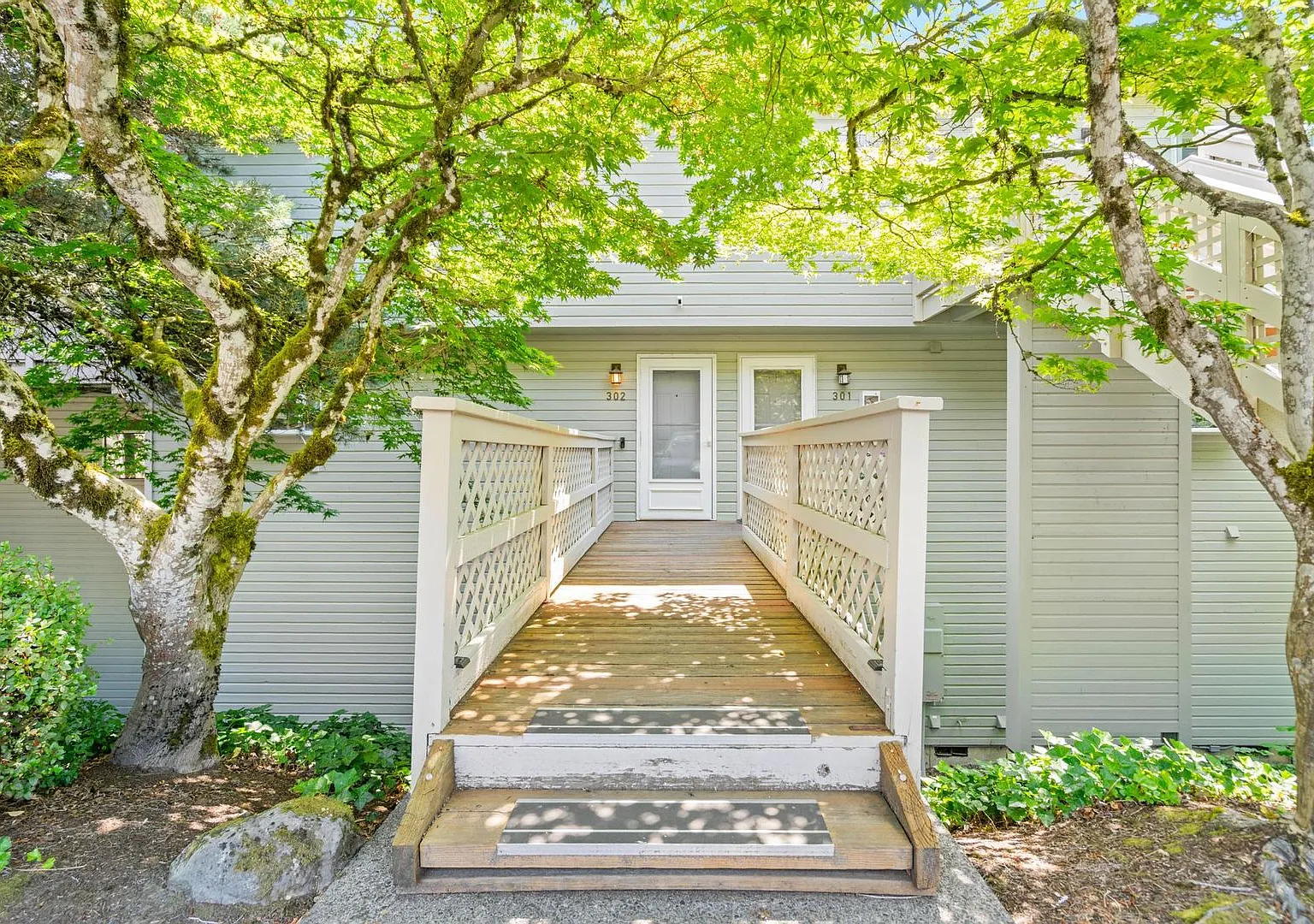 $600 off 1st month! Beautiful, bright 2-bdrm/2.5-bath Lake Oswego condo. W/D, covered parking, po... — Photo 2