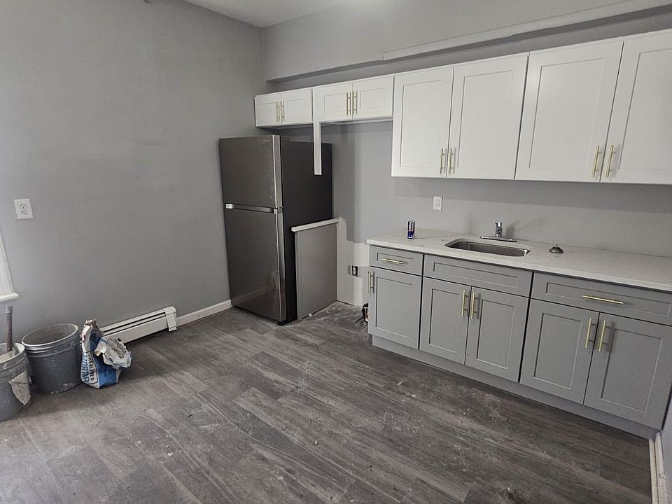1st image of 143 William St #1