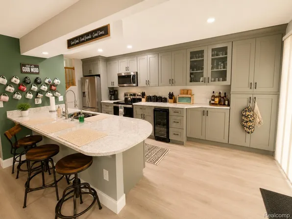 45125 Horseshoe Cir, Canton, MI 48187