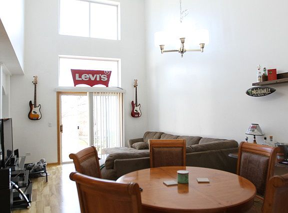 2nd image of 1115 Hawthorne Ln