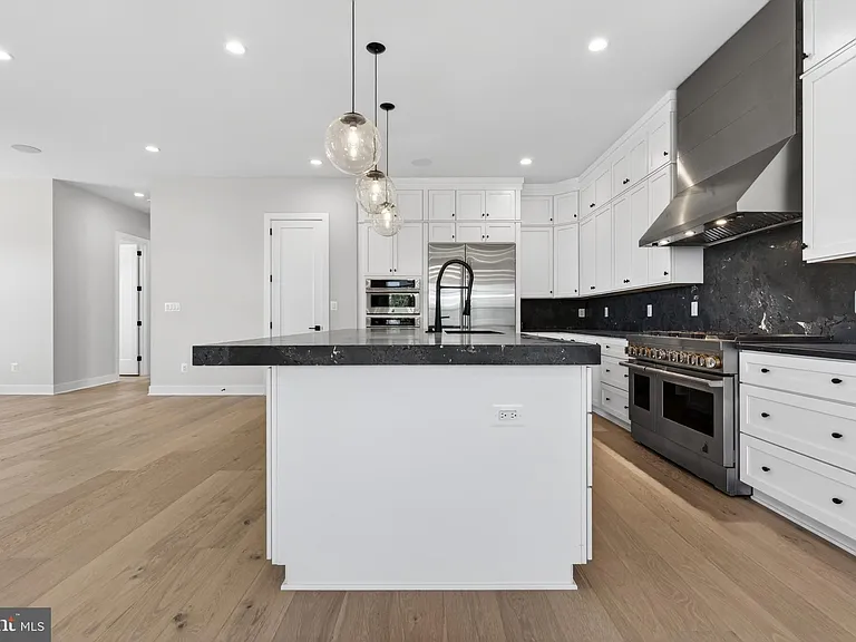 881 N Manchester St — Photo 10