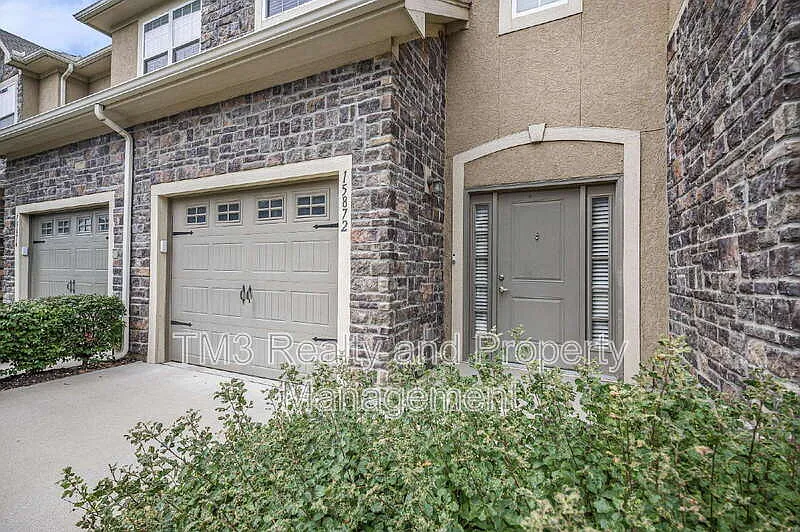 3 bed, 3.5 bath, 1884 sqft, $2,345 — Photo 2