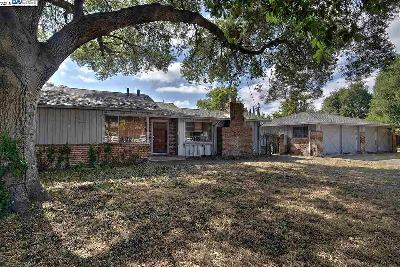 585 El Portal Ave photo 1