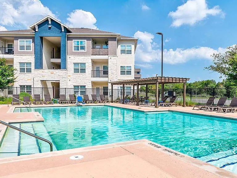 Live Oak Apartments — Photo 12
